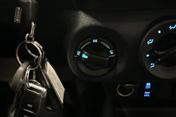 valkoinen Toyota Hilux 2022 kuva 21.