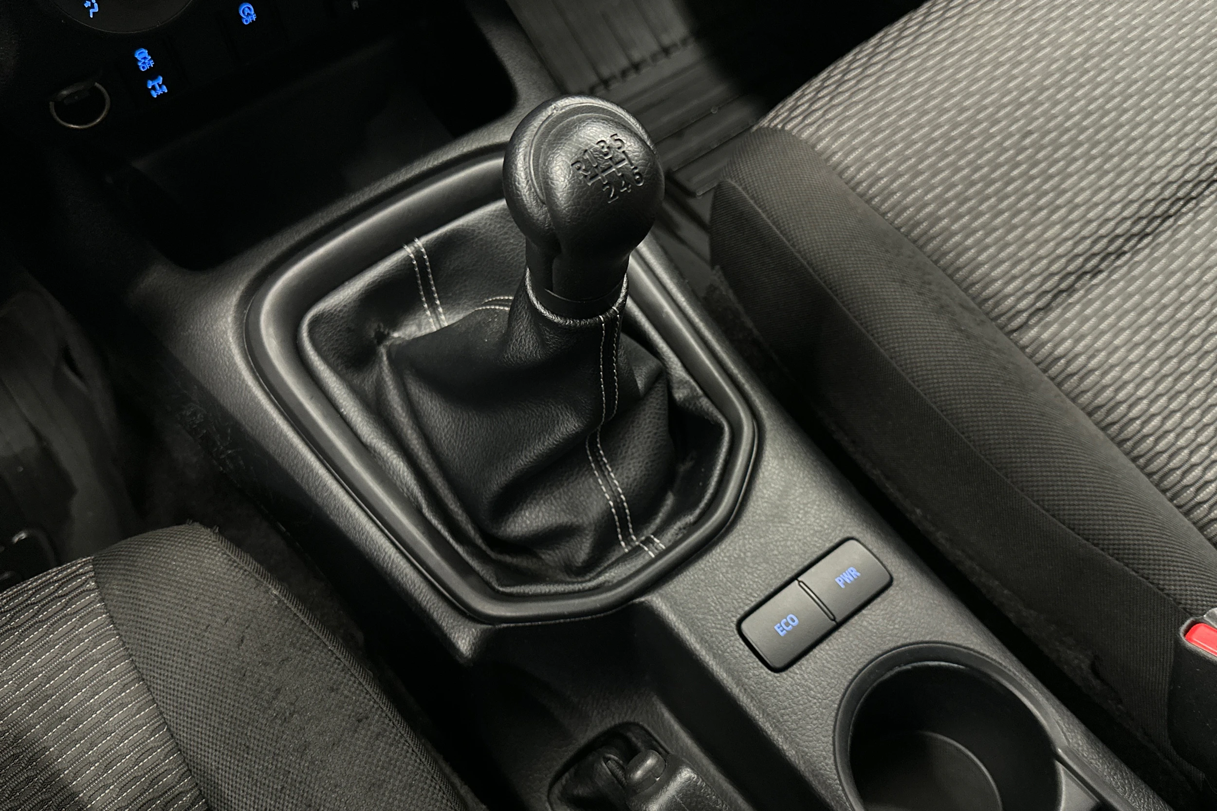 valkoinen Toyota Hilux 2022 kuva 23.