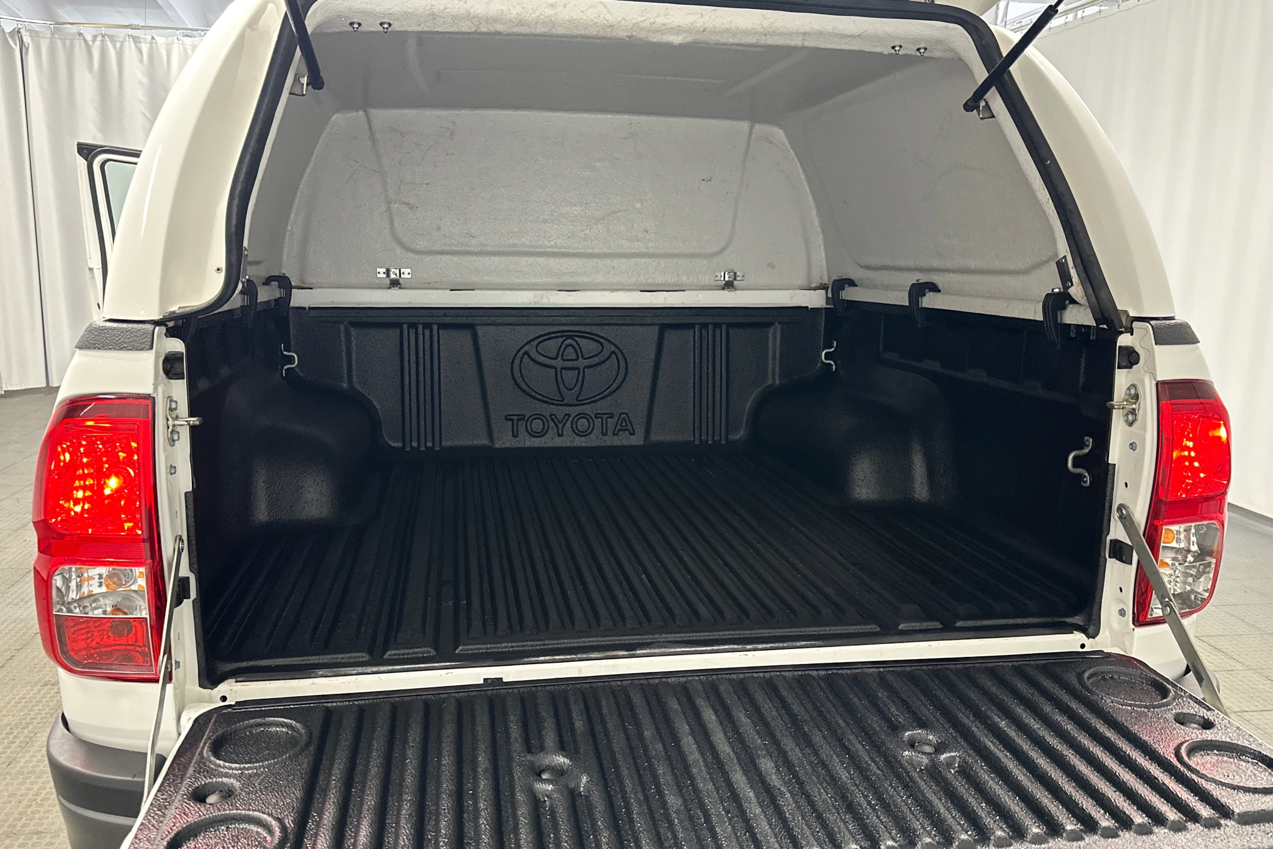 valkoinen Toyota Hilux 2022 kuva 25.