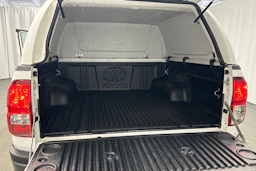valkoinen Toyota Hilux 2022 kuva 25.