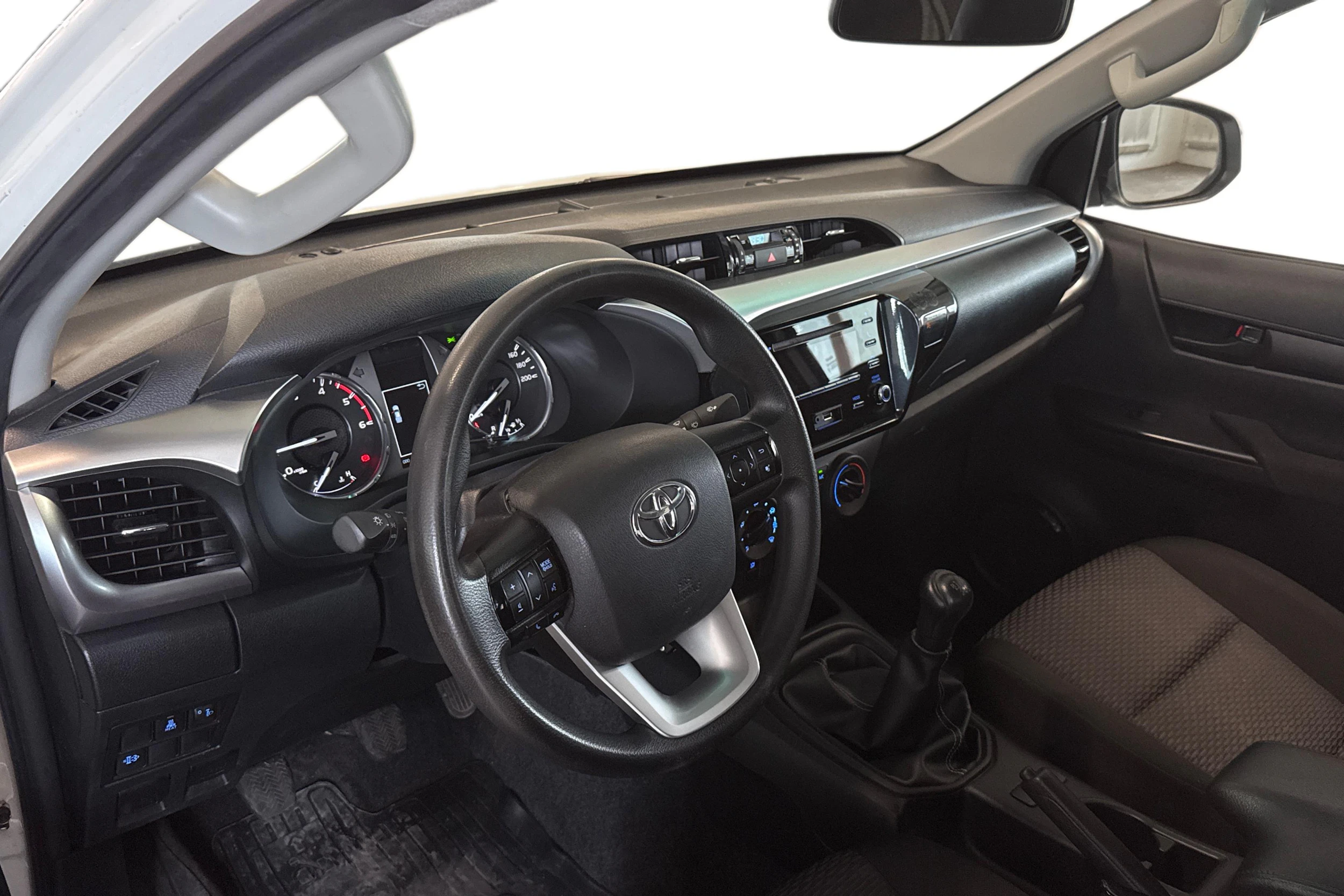 valkoinen Toyota Hilux 2022 kuva 3.