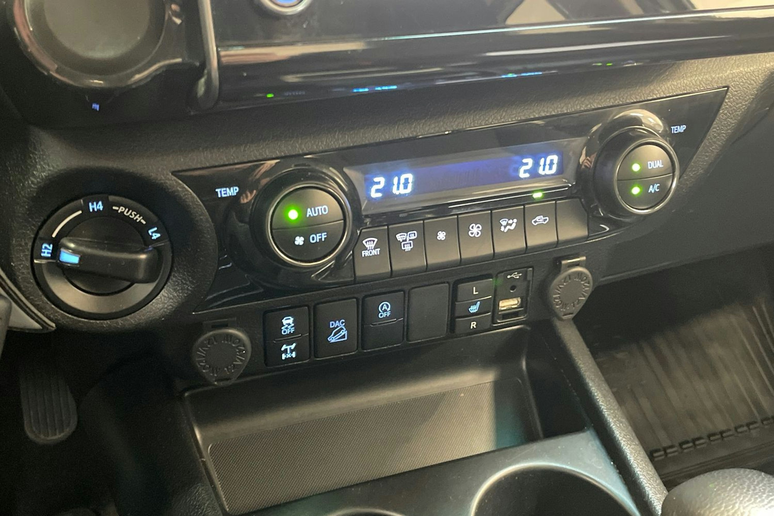 hopea Toyota Hilux 2022 kuva 18.