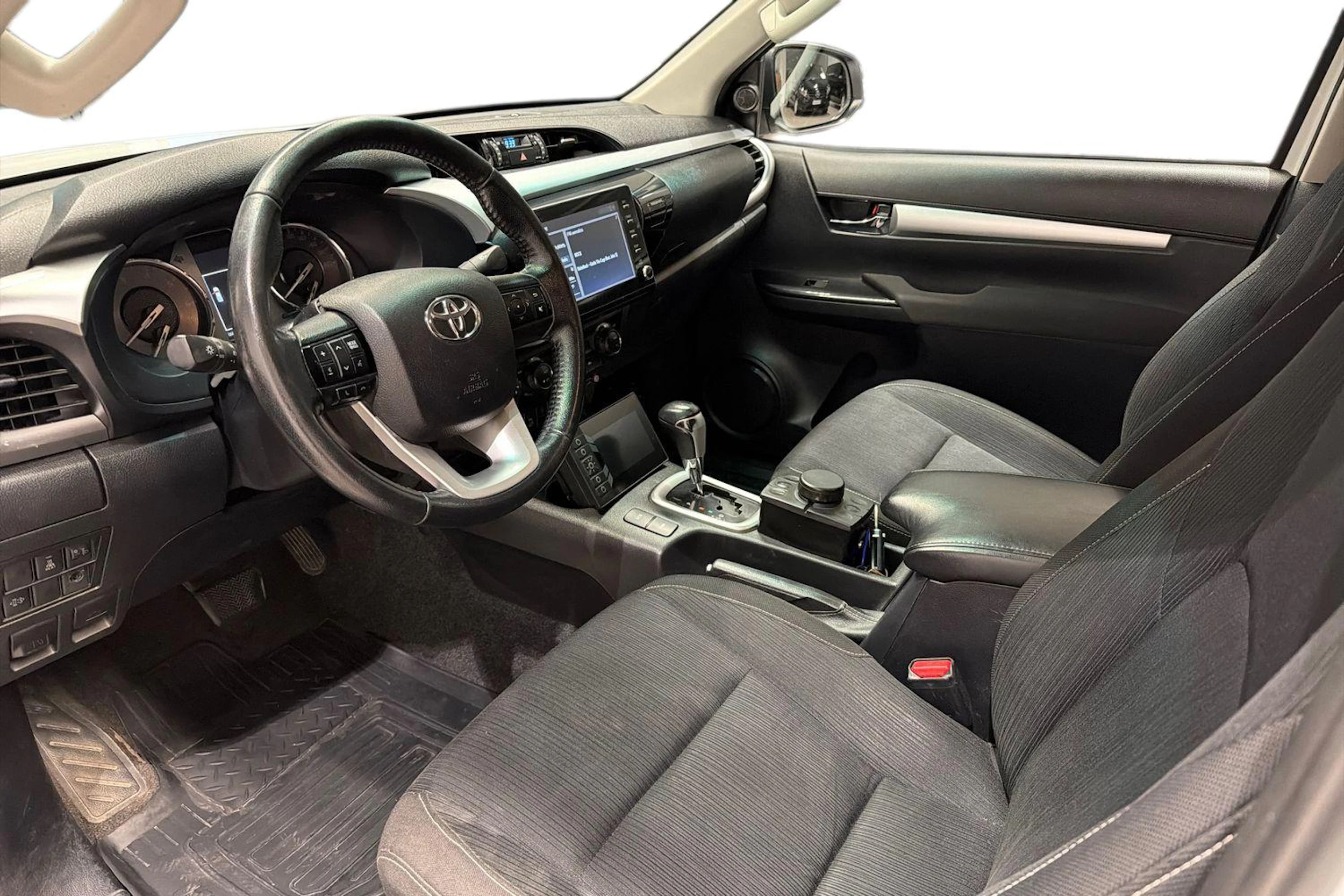 valkoinen Toyota Hilux 2022 kuva 8.