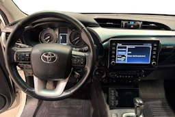 valkoinen Toyota Hilux 2022 kuva 9.