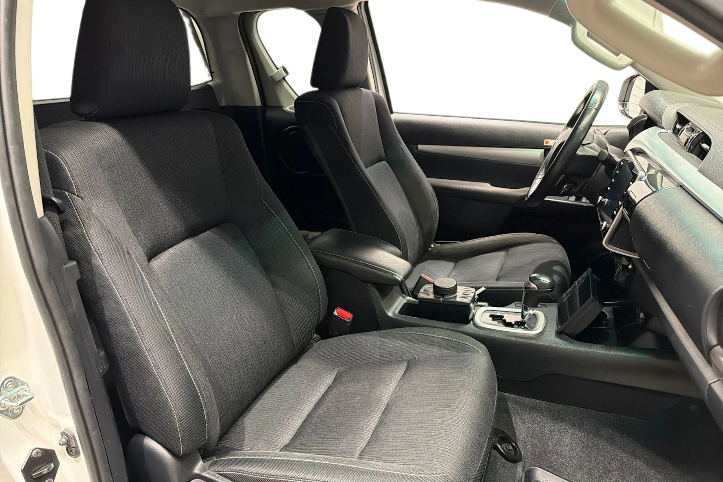 valkoinen Toyota Hilux 2022 kuva 11.