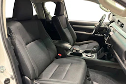 valkoinen Toyota Hilux 2022 kuva 11.