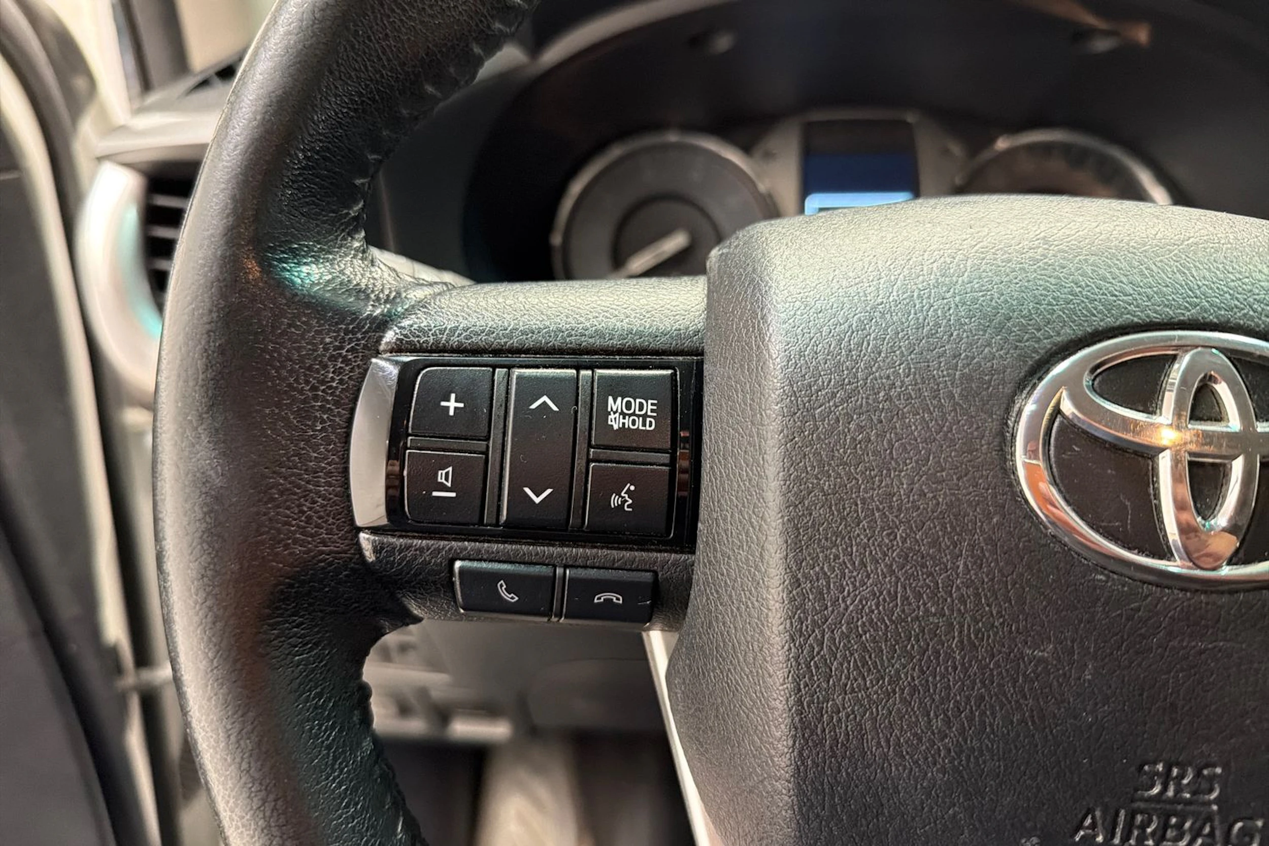 valkoinen Toyota Hilux 2022 kuva 13.
