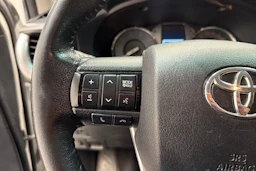 valkoinen Toyota Hilux 2022 kuva 13.