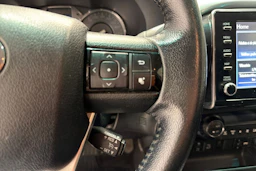 valkoinen Toyota Hilux 2022 kuva 15.