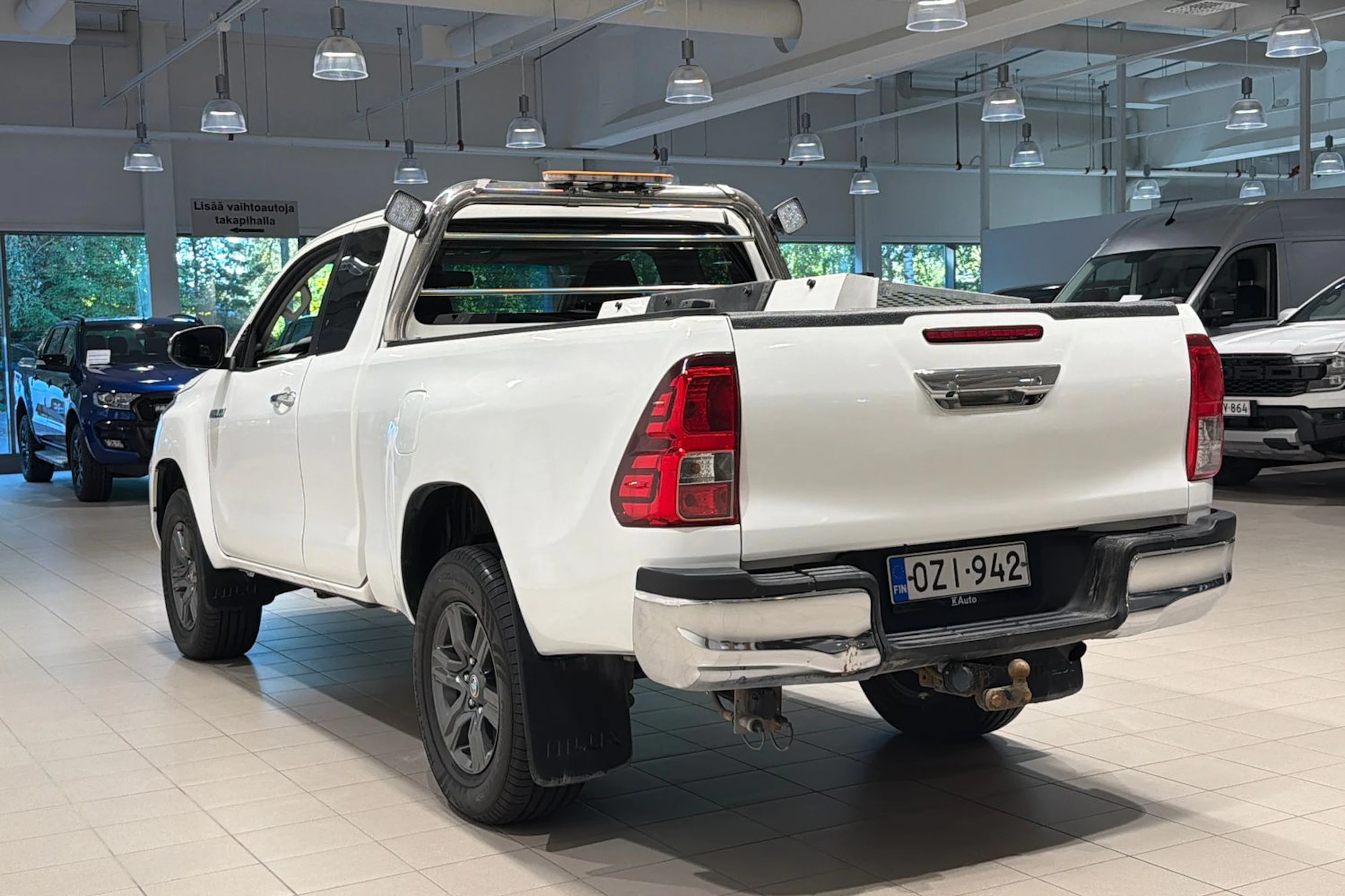 valkoinen Toyota Hilux 2022 kuva 27.