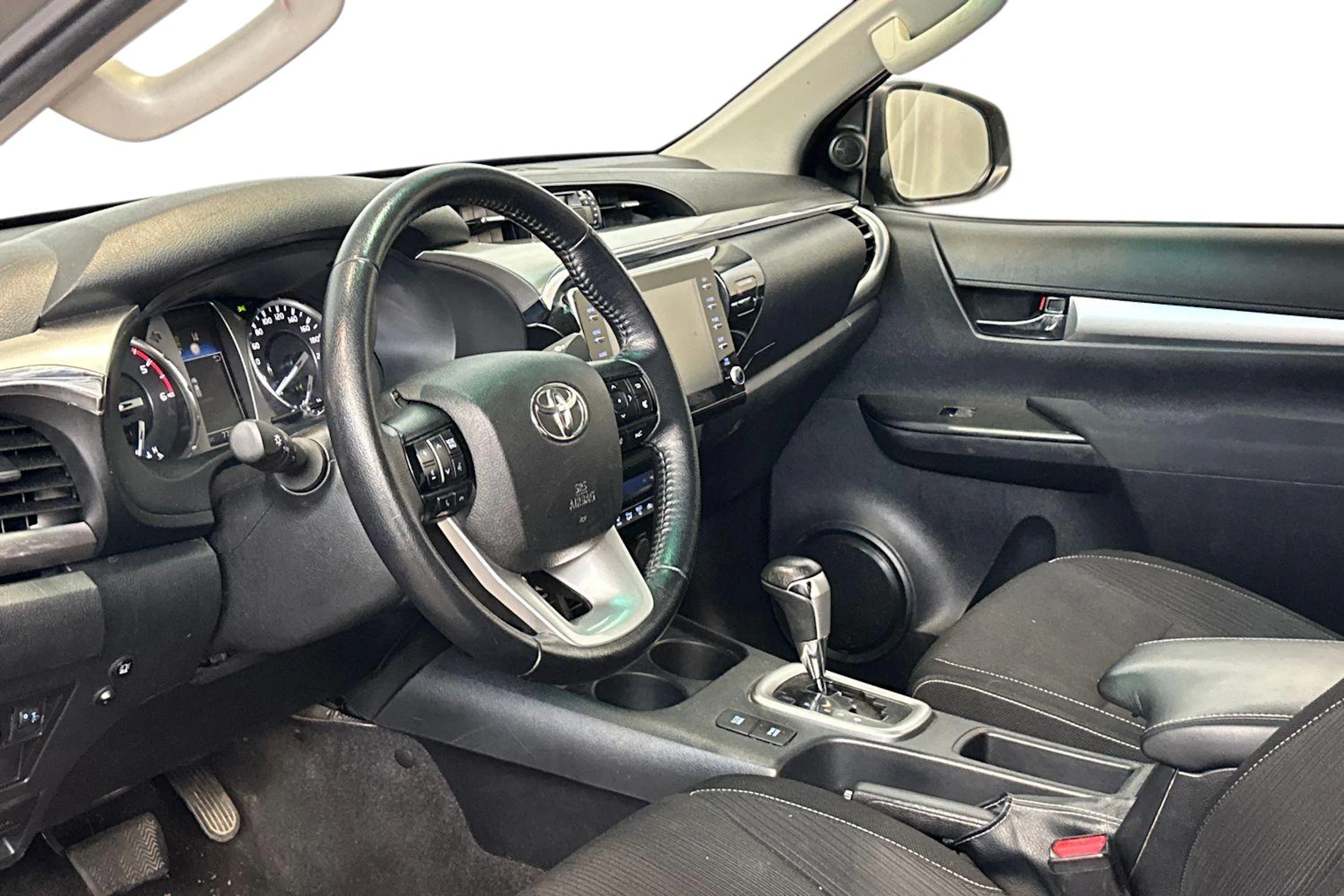 Ruskea (beige) Toyota Hilux 2022 kuva 3.
