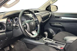 Ruskea (beige) Toyota Hilux 2022 kuva 3.