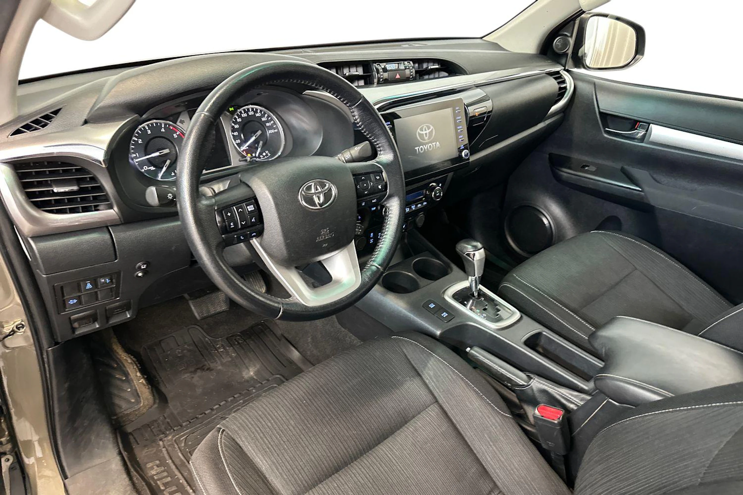 Ruskea (beige) Toyota Hilux 2022 kuva 6.