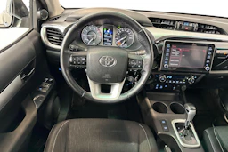 Ruskea (beige) Toyota Hilux 2022 kuva 7.