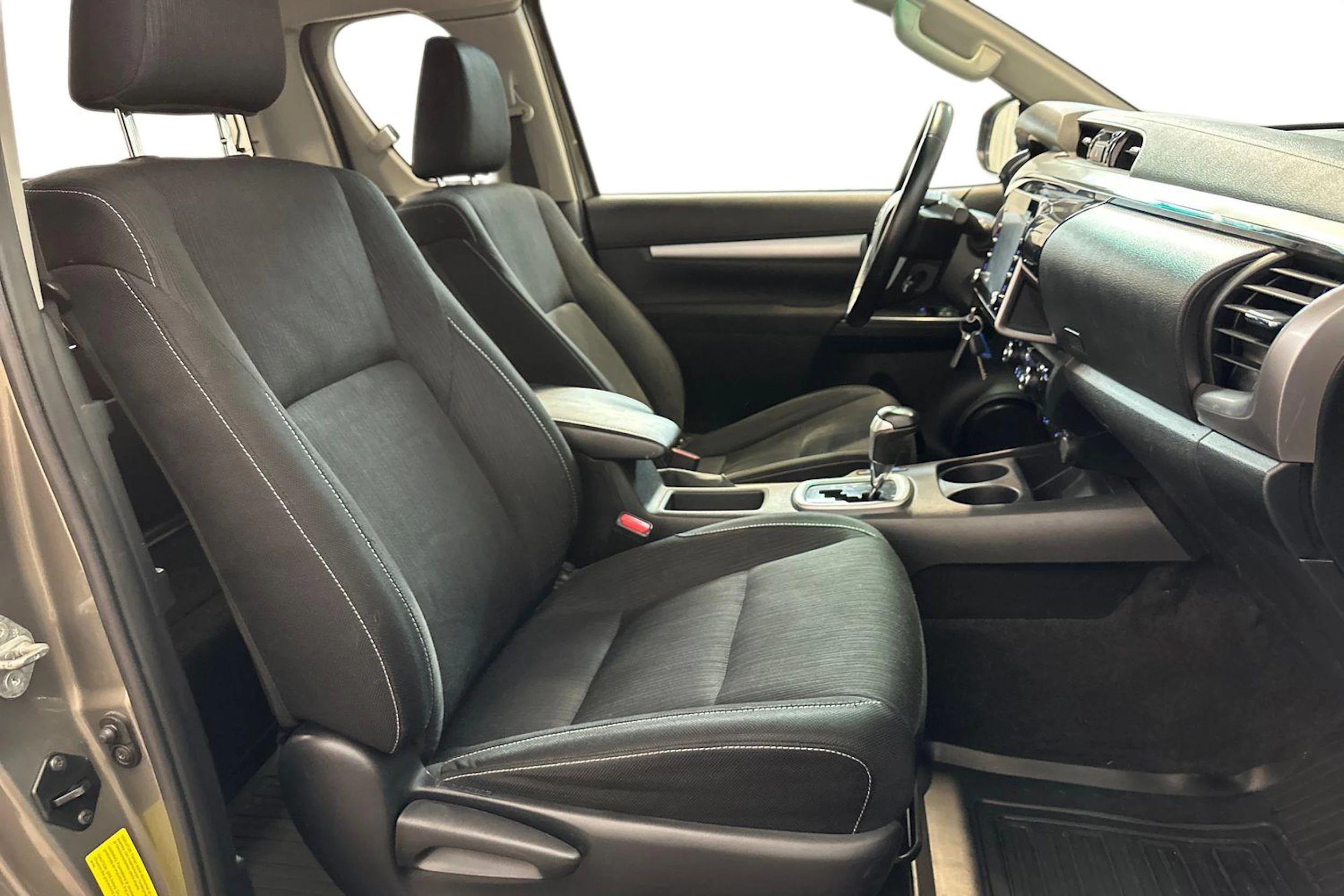 Ruskea (beige) Toyota Hilux 2022 kuva 8.