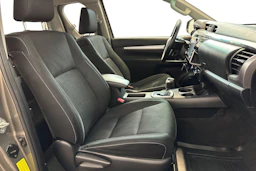 Ruskea (beige) Toyota Hilux 2022 kuva 8.