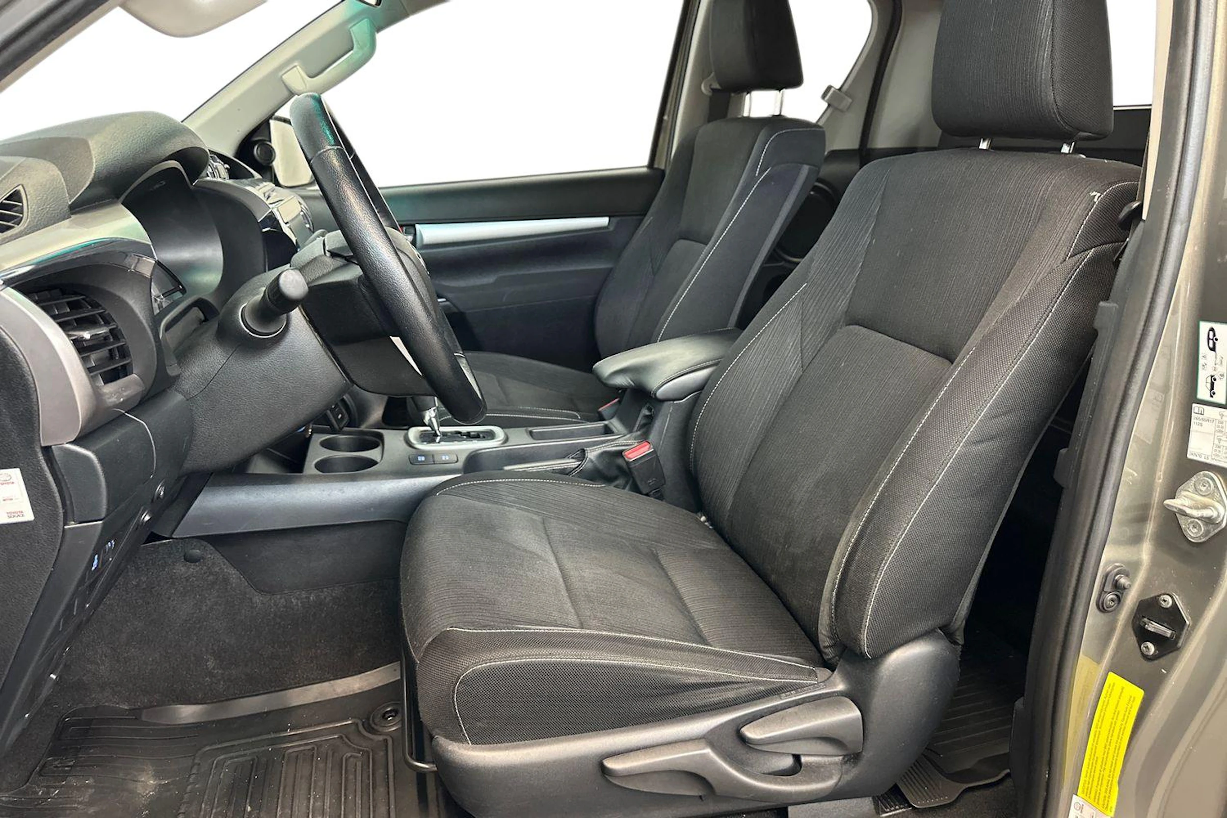 Ruskea (beige) Toyota Hilux 2022 kuva 9.
