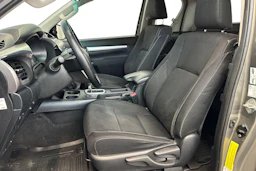 Ruskea (beige) Toyota Hilux 2022 kuva 9.