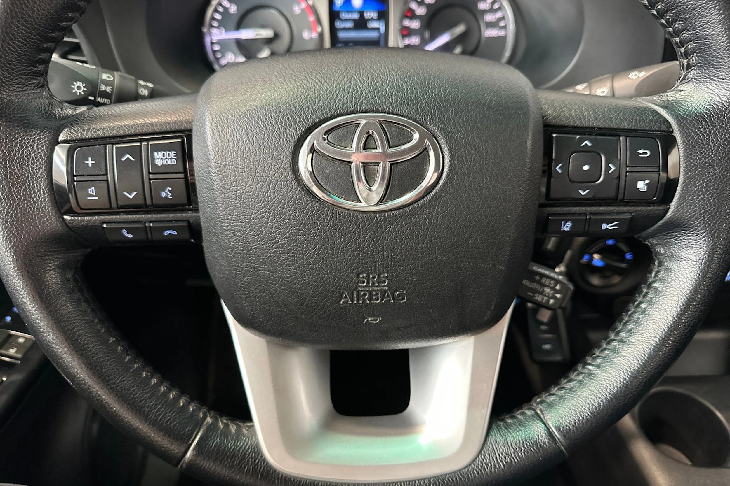 Ruskea (beige) Toyota Hilux 2022 kuva 14.