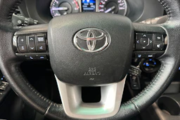 Ruskea (beige) Toyota Hilux 2022 kuva 14.