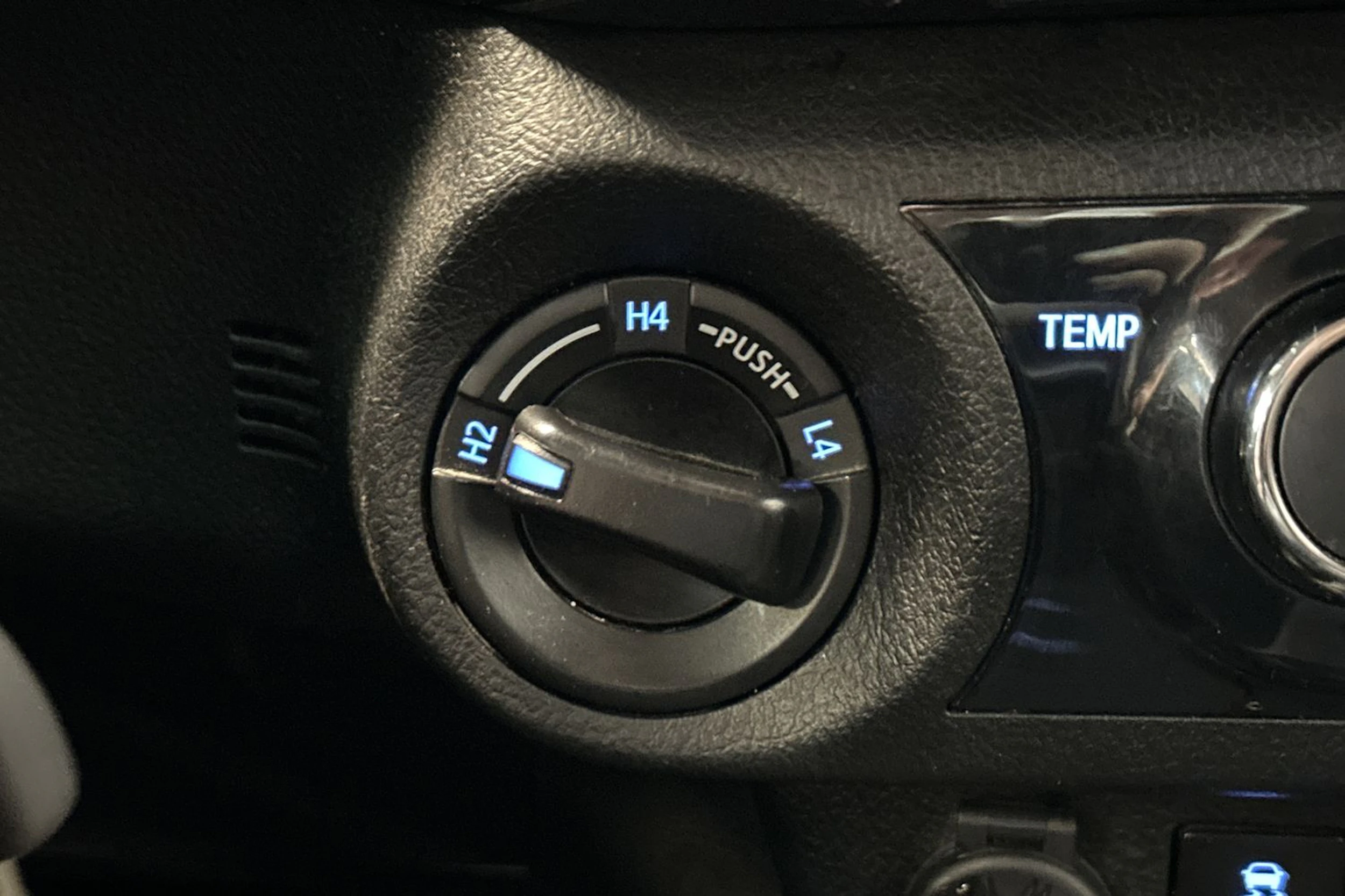Ruskea (beige) Toyota Hilux 2022 kuva 20.