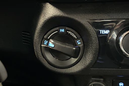 Ruskea (beige) Toyota Hilux 2022 kuva 20.