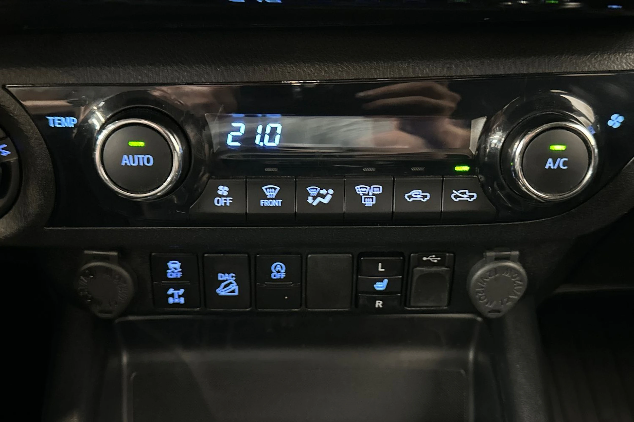 Ruskea (beige) Toyota Hilux 2022 kuva 21.