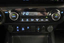 Ruskea (beige) Toyota Hilux 2022 kuva 21.
