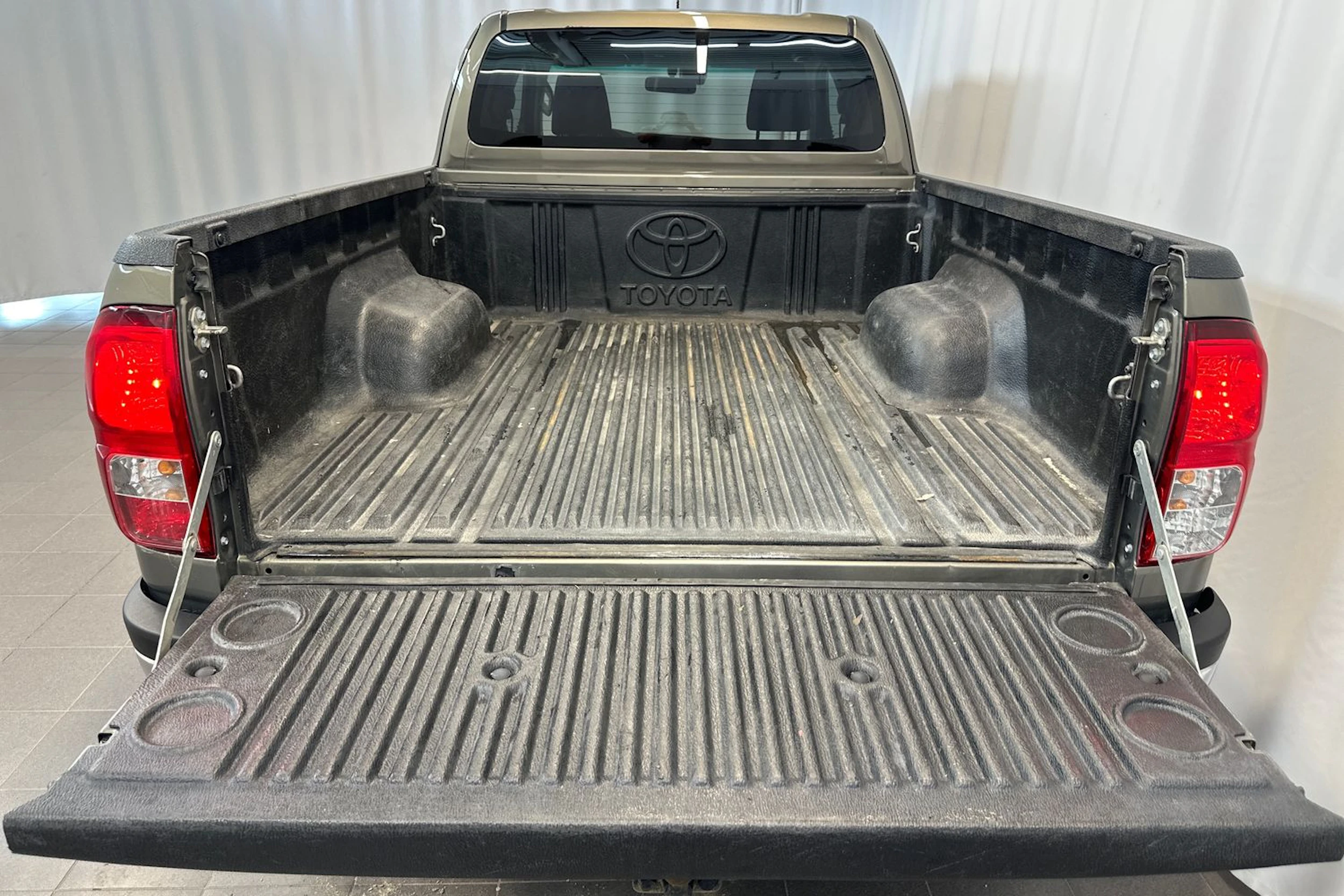 Ruskea (beige) Toyota Hilux 2022 kuva 24.