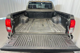 Ruskea (beige) Toyota Hilux 2022 kuva 24.
