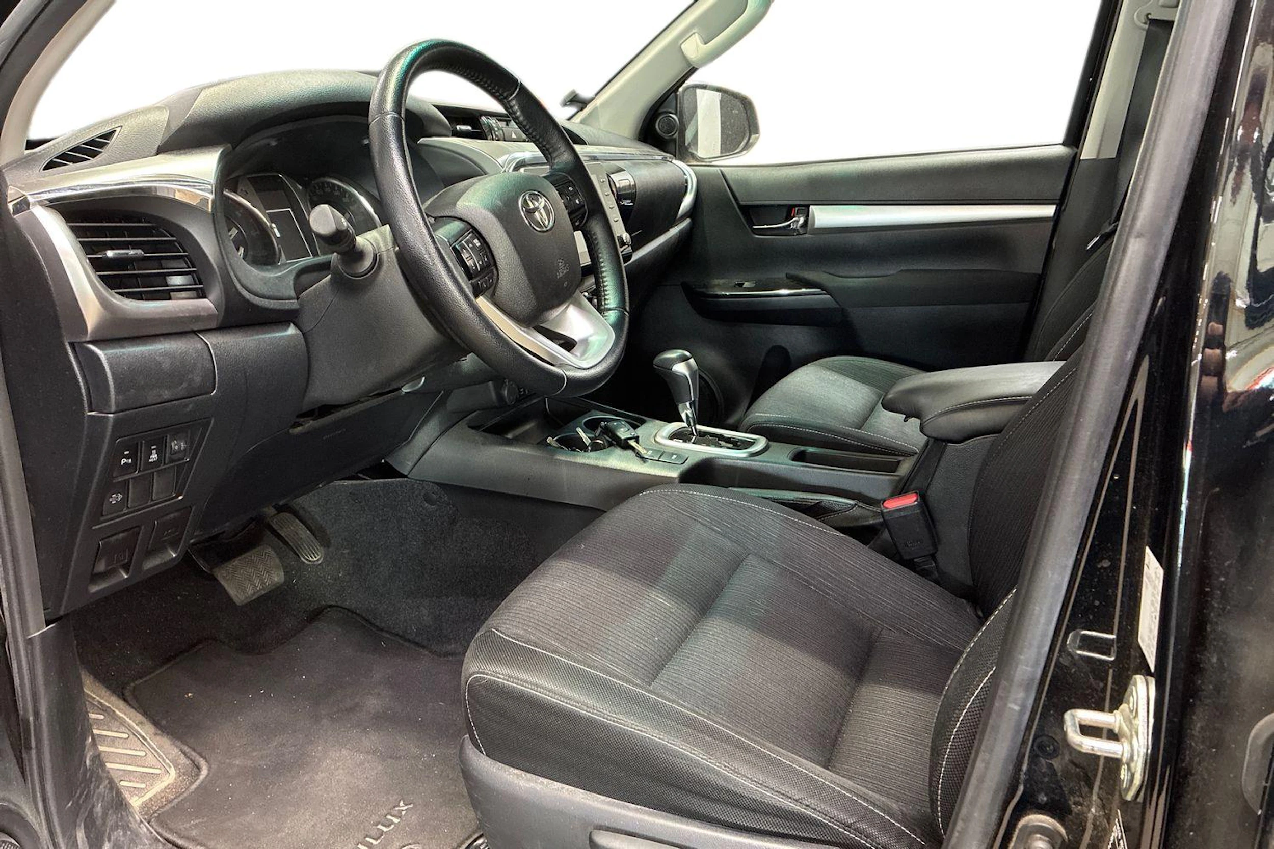 musta Toyota Hilux 2022 kuva 3.