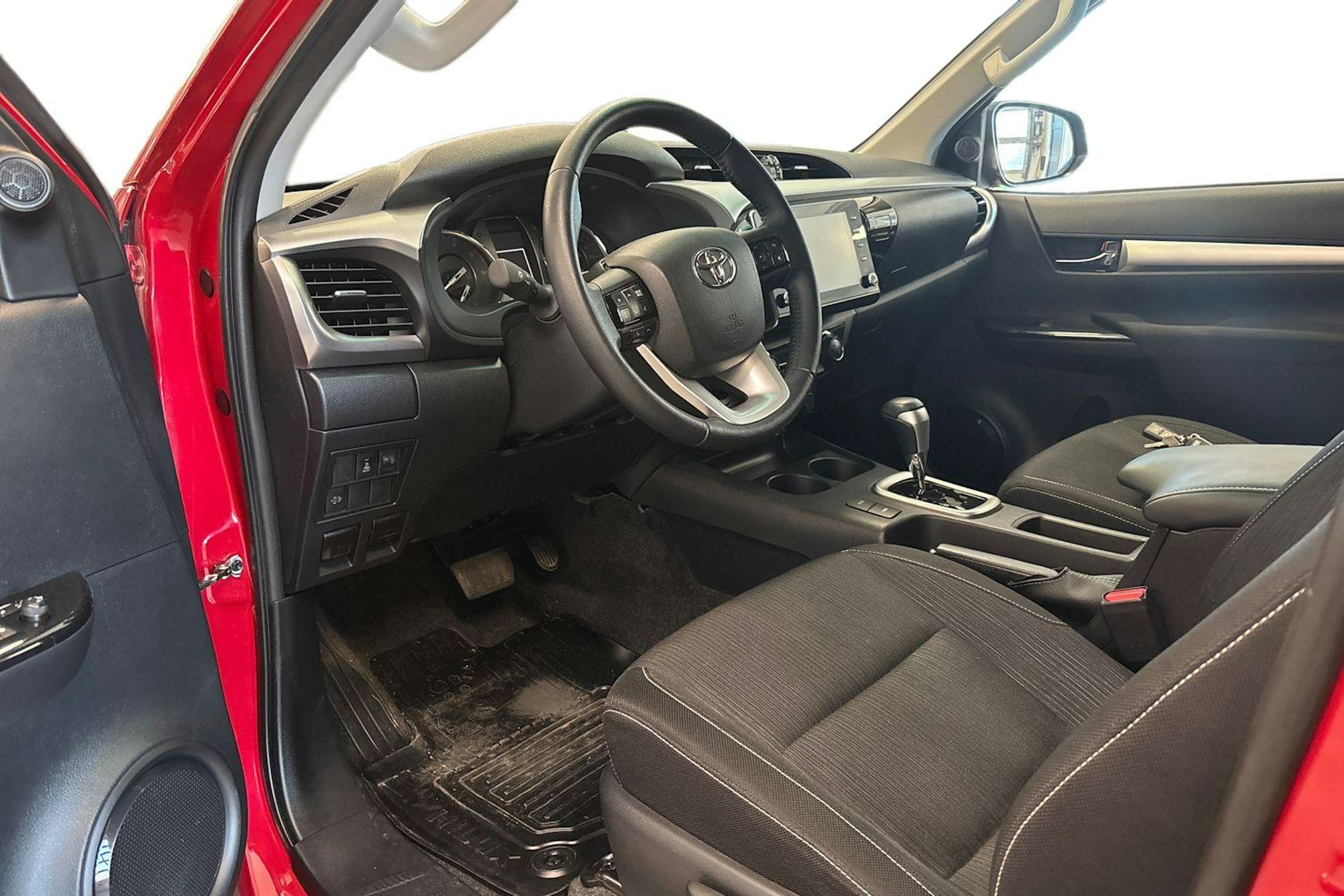 punainen Toyota Hilux 2022 kuva 3.