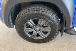 sininen Toyota Hilux 2022 kuva 11.