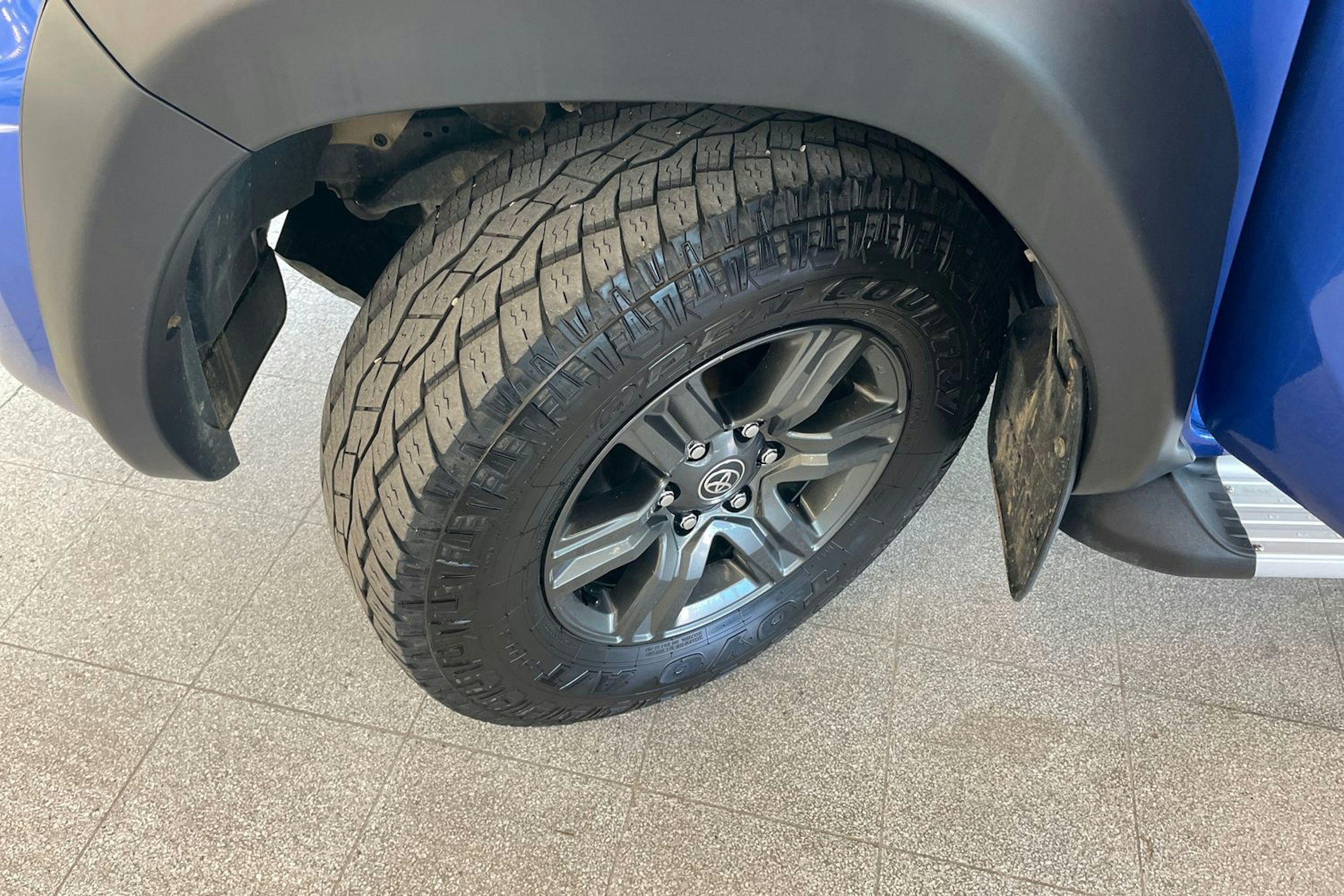 sininen Toyota Hilux 2022 kuva 13.