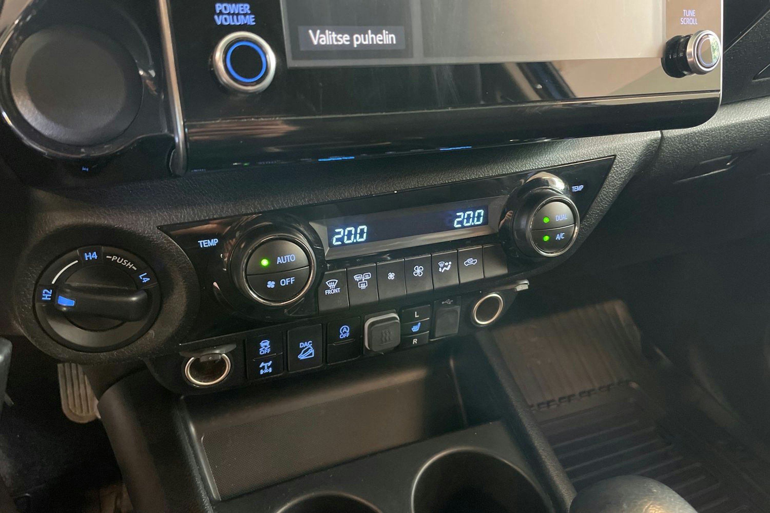 sininen Toyota Hilux 2022 kuva 19.