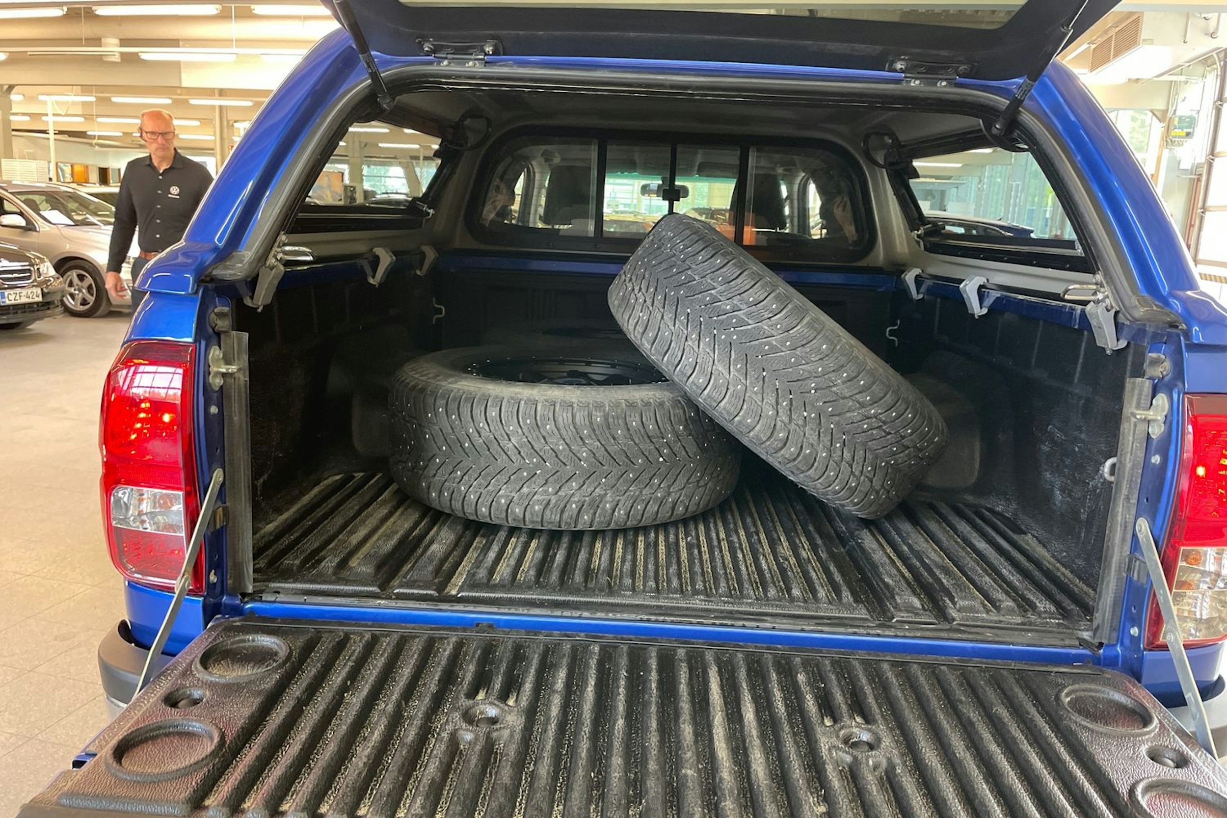 sininen Toyota Hilux 2022 kuva 23.