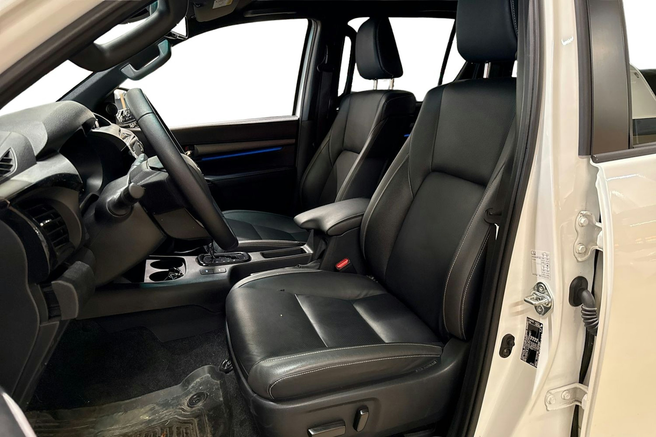 valkoinen Toyota Hilux 2023 kuva 3.