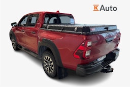 punainen Toyota Hilux 2023 kuva 2.