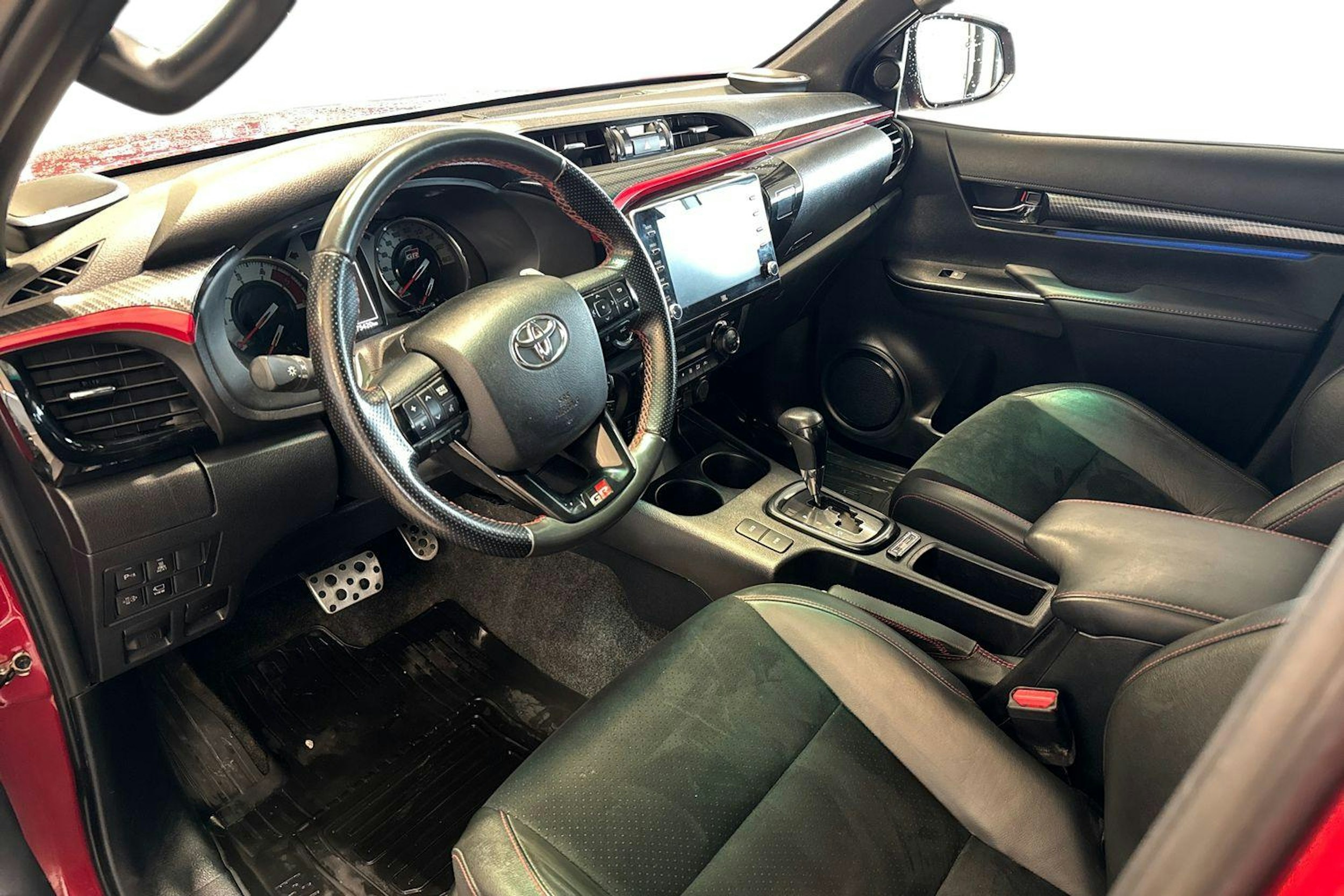 punainen Toyota Hilux 2023 kuva 3.