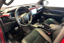 punainen Toyota Hilux 2023 kuva 3.