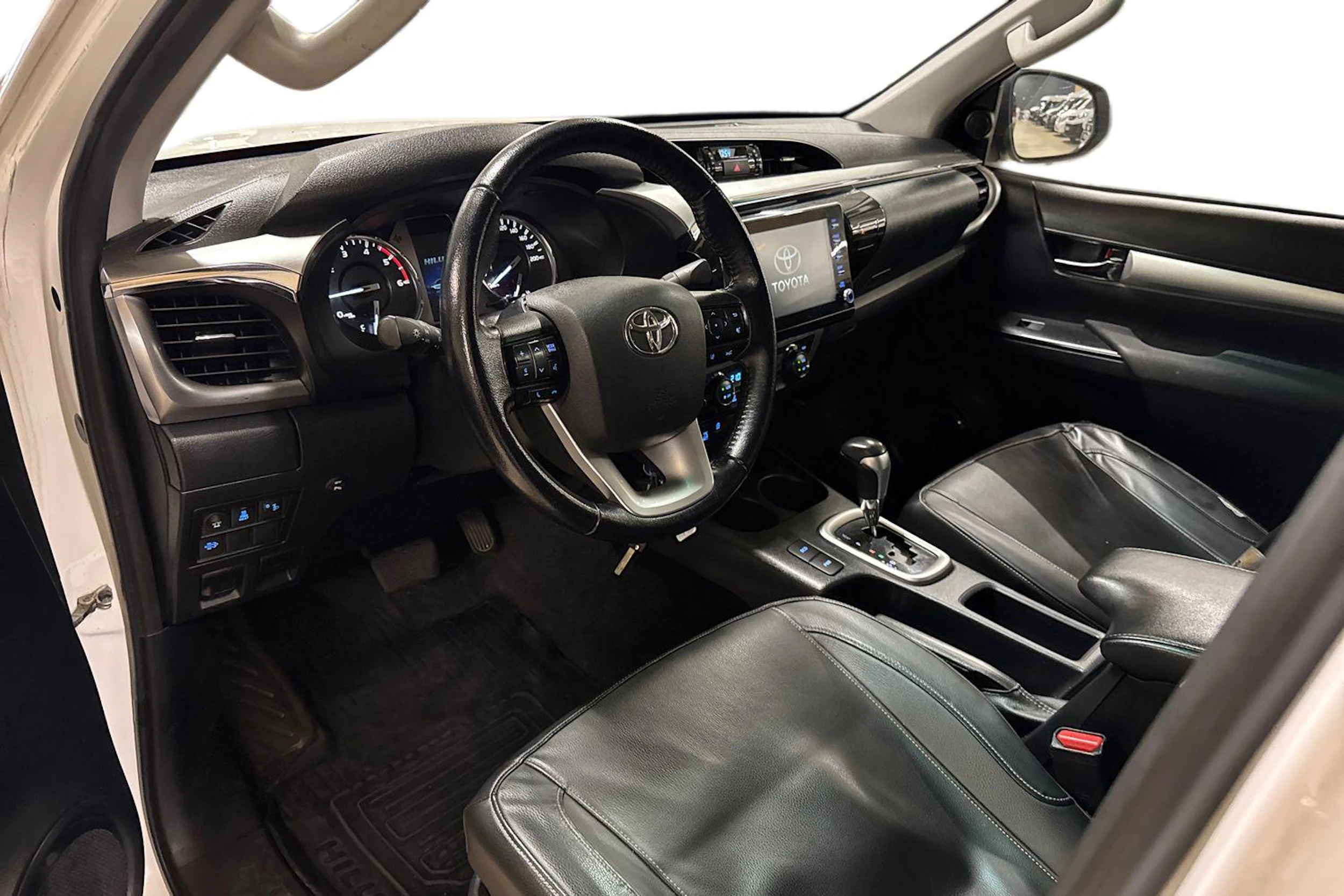 valkoinen Toyota Hilux 2023 kuva 3.