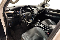 valkoinen Toyota Hilux 2023 kuva 3.