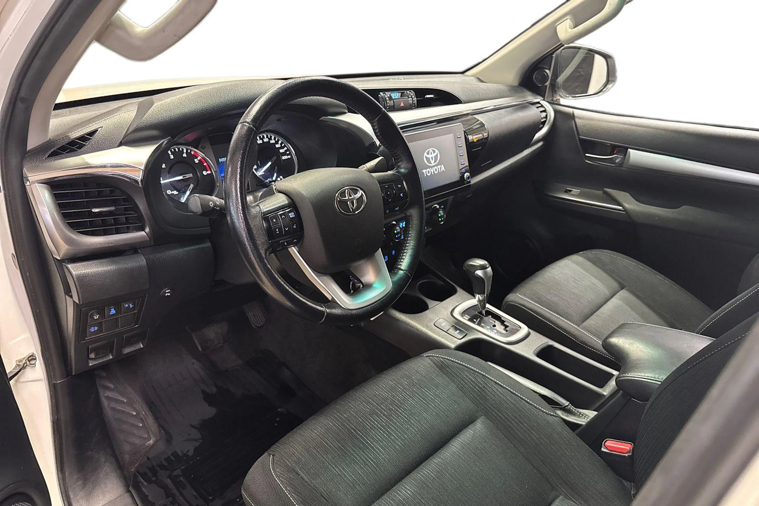 valkoinen Toyota Hilux 2023 kuva 8.
