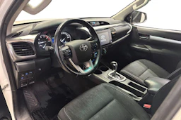 valkoinen Toyota Hilux 2023 kuva 8.