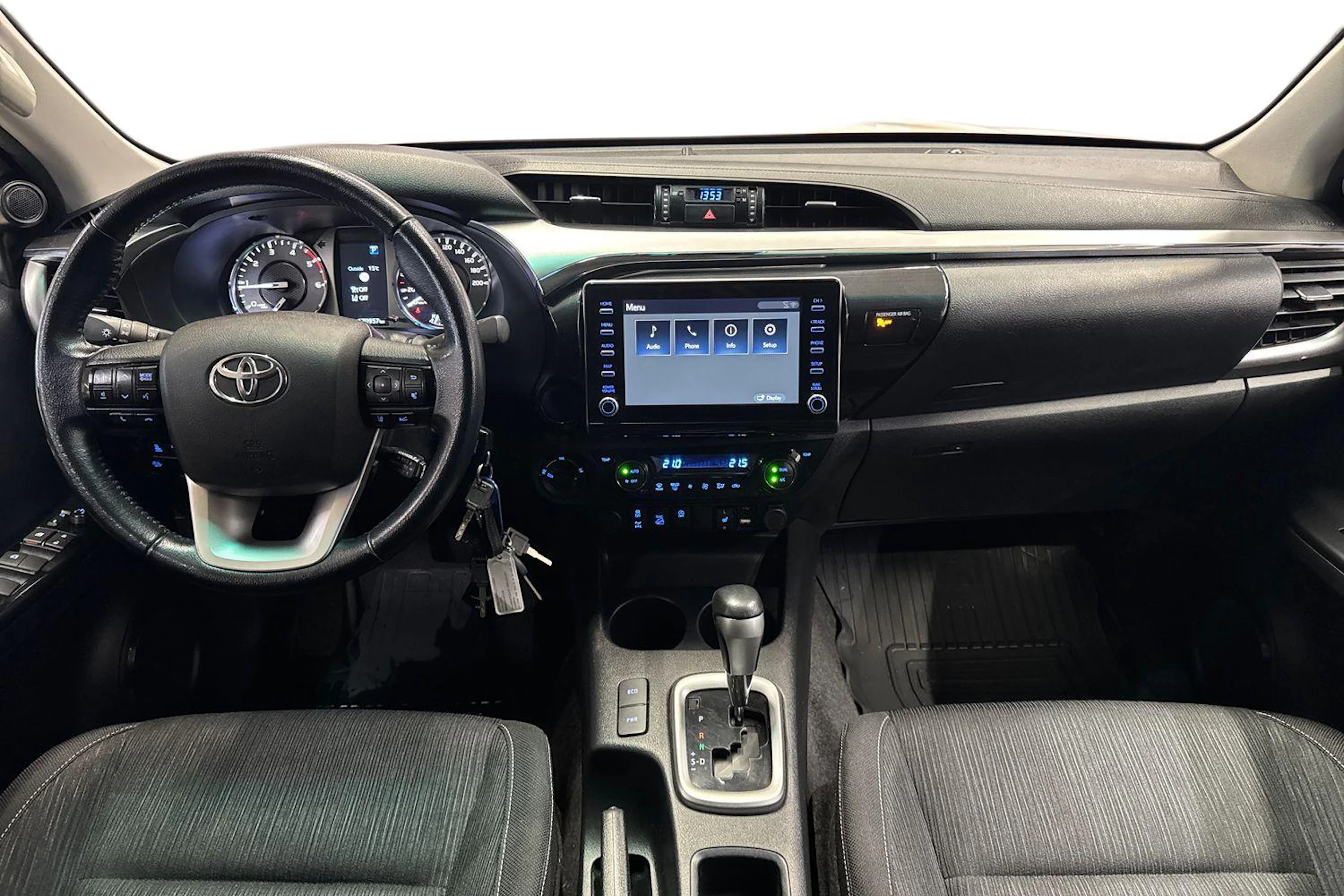 valkoinen Toyota Hilux 2023 kuva 9.