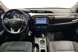 valkoinen Toyota Hilux 2023 kuva 9.