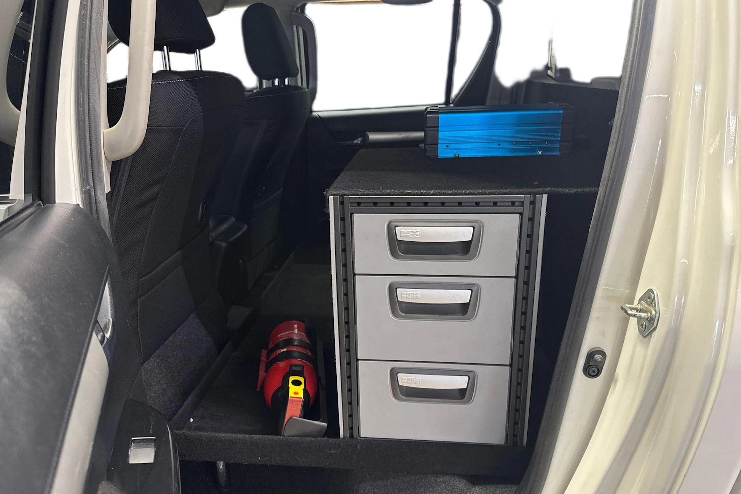 valkoinen Toyota Hilux 2023 kuva 11.