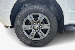 valkoinen Toyota Hilux 2023 kuva 12.