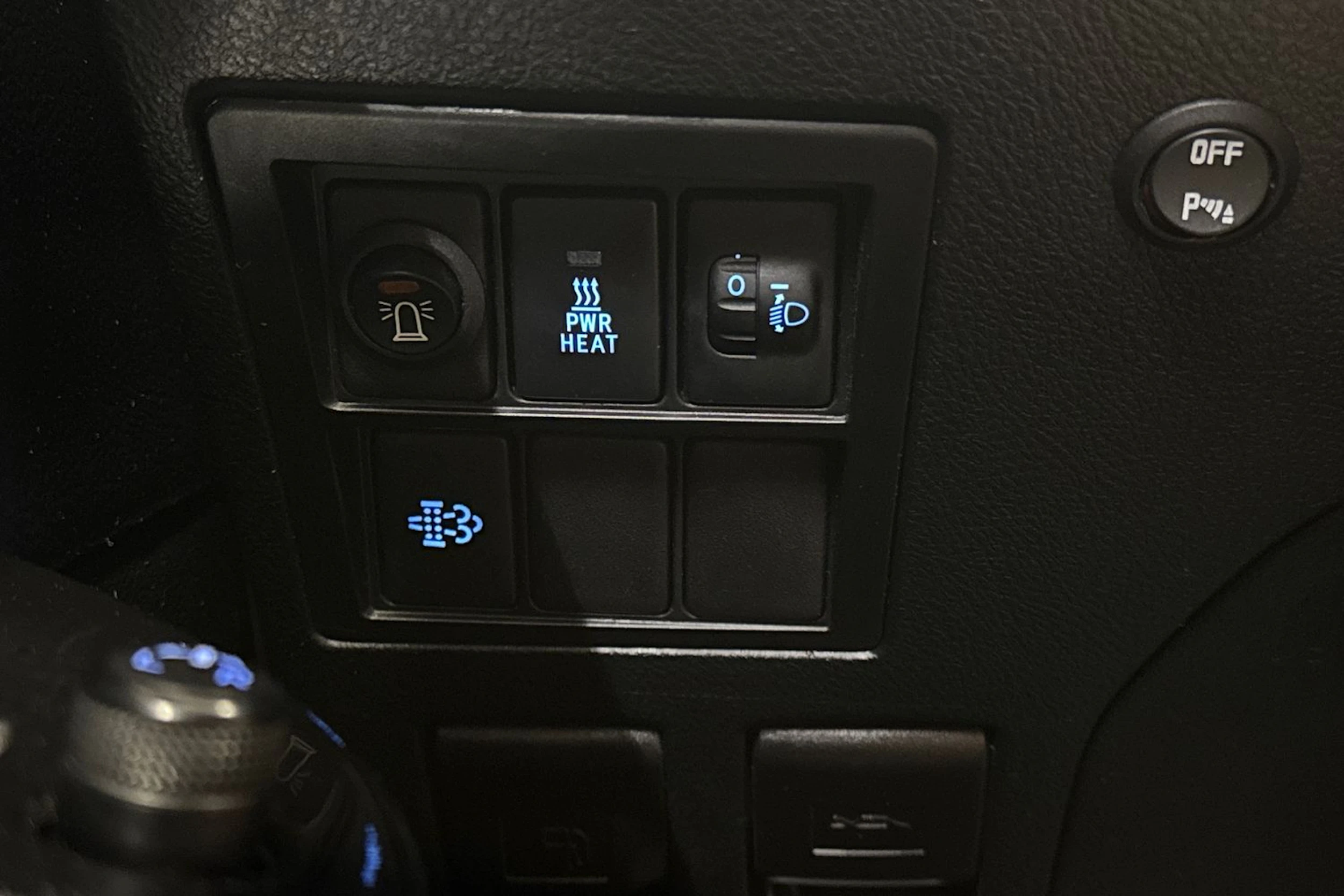valkoinen Toyota Hilux 2023 kuva 15.