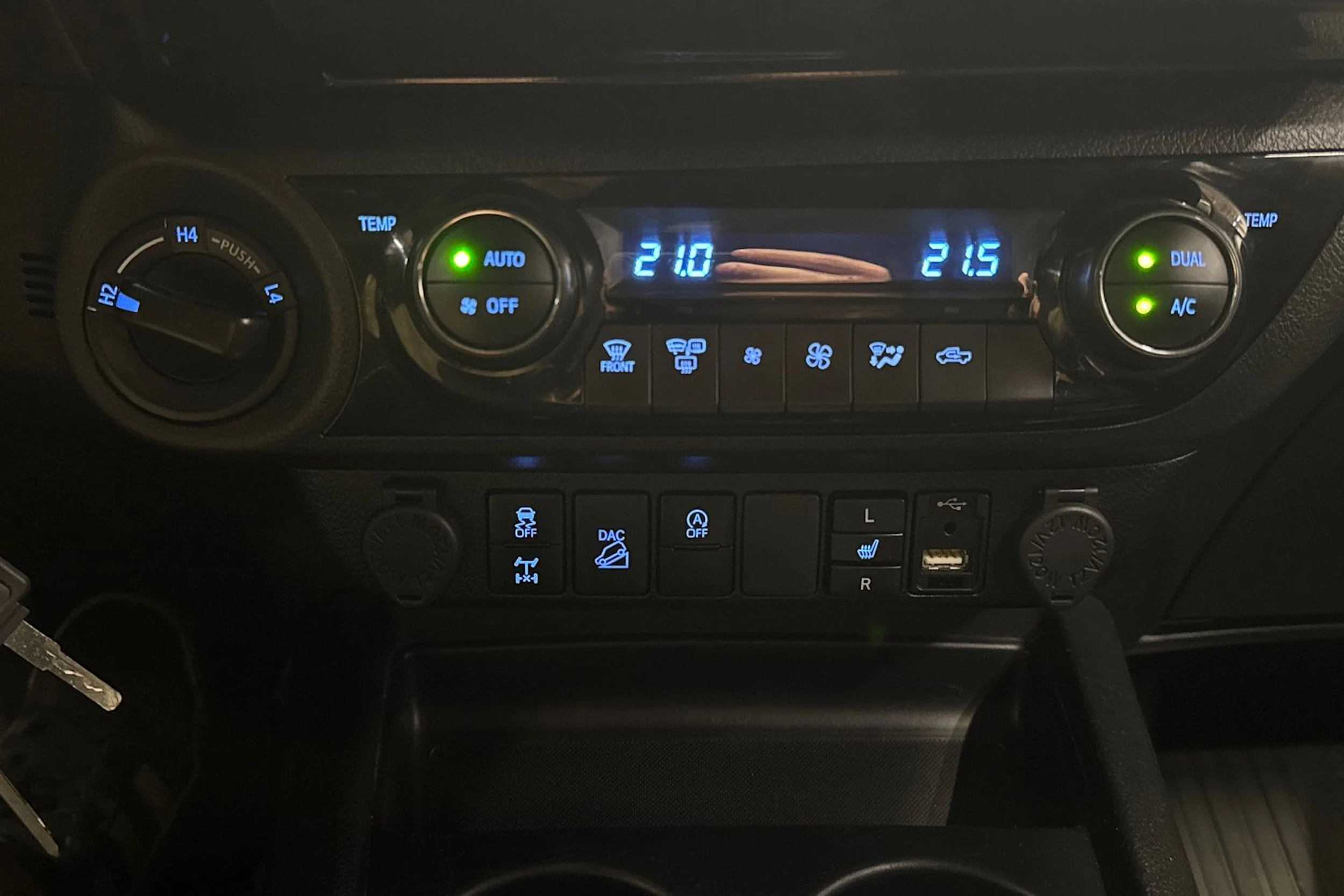 valkoinen Toyota Hilux 2023 kuva 21.